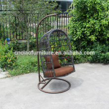 Мебель на улице висит железный стул качания